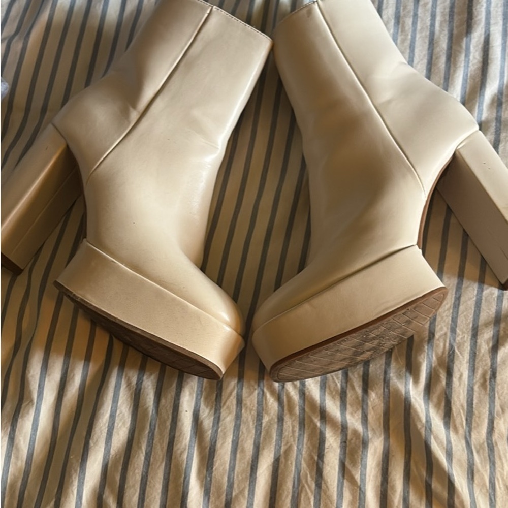 I’m selling Dream Pairs Platforms. Good shape.